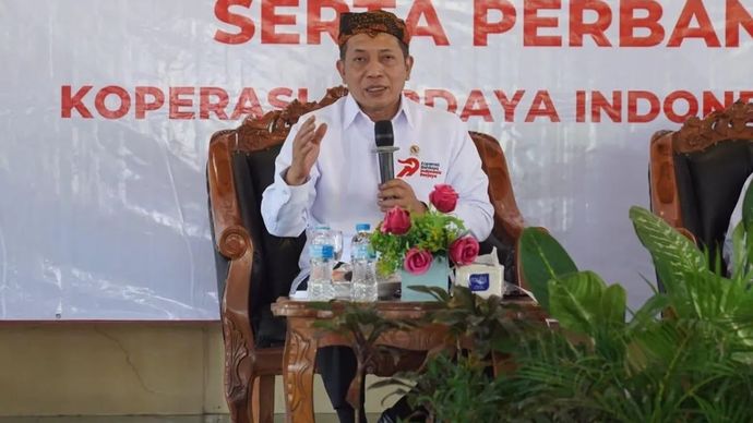 Menteri Koperasi (Menkop) Ferry Juliantono saat berdialog dengan para pelaku koperasi lintas sektor membahas berbagai langkah penguatan koperasi di Kabupaten Pamekasan, Jawa Timur