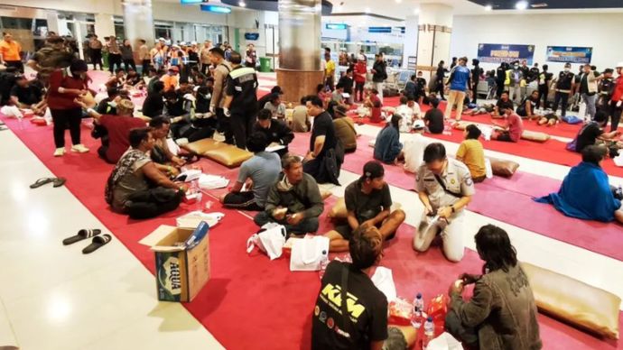 Sejumlah korban kebakaran KMP Mutiara Sentosa II mendapatkan penanganan medis dari petugas saat berada di Gapura Surya Nusantara, Surabaya, Senin (3/8/2026) dini hari. ANTARA/Naufal Ammar Imaduddin