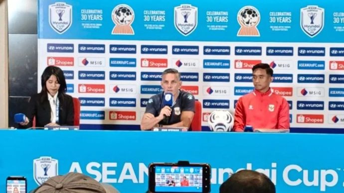 Pelatih tim nasional sepak bola Indonesia John Herdman (kedua kanan) memberikan keterangan dalam konferensi pers jelang laga melawan Vietnam pada Piala AFF 2026 di Stadion Utama Gelora Bung Karno (SUGBK), Senayan, Jakarta, Minggu, 2 Agustus 2026.