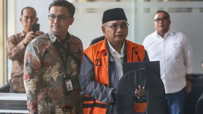 Tersangka kasus dugaan korupsi kuota haji Yaqut Cholil Qoumas (kanan) berjalan menuju mobil tahanan saat pelimpahan tahap dua di Gedung Merah Putih KPK, Jakarta, Selasa, 14 Juli 2026.