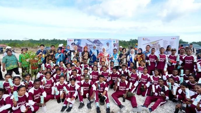 Mendagri Tito Karnavian bersama Ketum TP PKK Tri Tito Karnavian berfoto bersama-sama anak di Sekolah Rakyat, Kabupaten Biak Numfor, Papua, Sabtu (1/8/2026).