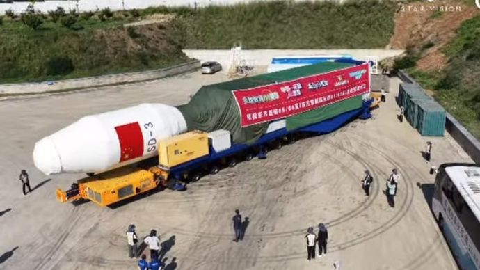 Roket pembawa satelit Lampung-1 saat dipersiapkan menjelang peluncuran di Shandong, Tiongkok