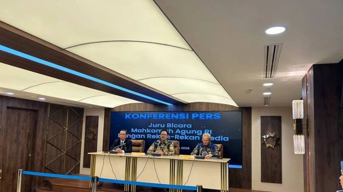 Ketua Kamar Pengawasan Mahkamah Agung Yanto (Tengah) menyampaikan keterangan di Ruang Pers MA, Jakarta, Senin, 3 Agustus 2026.