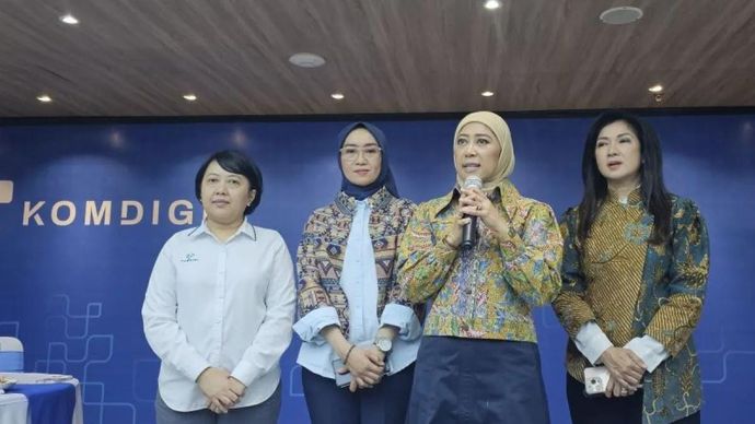 Menteri Komunikasi dan Digital Meutya Hafid didampingi oleh Sekretaris Komisi Penyiaran Indonesia (KPI) Rina M, Pelaksana Tugas (Plt) Kepala Biro Hubungan Masyarakat Kementerian Komunikasi dan Digital (Kemkomdigi) Farida Dewi Maharani, dan Direktur Jenderal Komunikasi Publik dan Media Kemkomdigi Fifi Aleyda Yahya di Kantor Kementerian Komdigi, Jakarta Pusat, Senin, 3 Agustus 2026