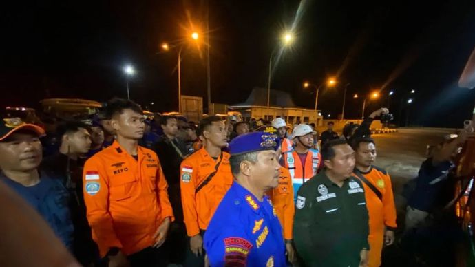 Personel SAR Direktorat Kepolisian Perairan dan Udara Polda Jatim yang dikerahkan untuk mengevakuasi korban Kapal Motor Penumpang (KMP) Mutiara Sentosa 2 yang terbakar di perairan Sumenep, Madura. 