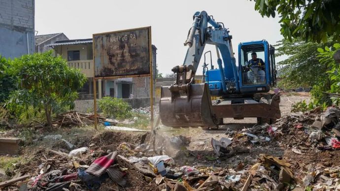 Tempat penampungan sementara (TPS) sampah liar di lahan kosong Jalan Penggilingan Baru I RW 03, Kelurahan Dukuh, Kramat Jati, Jakarta Timur