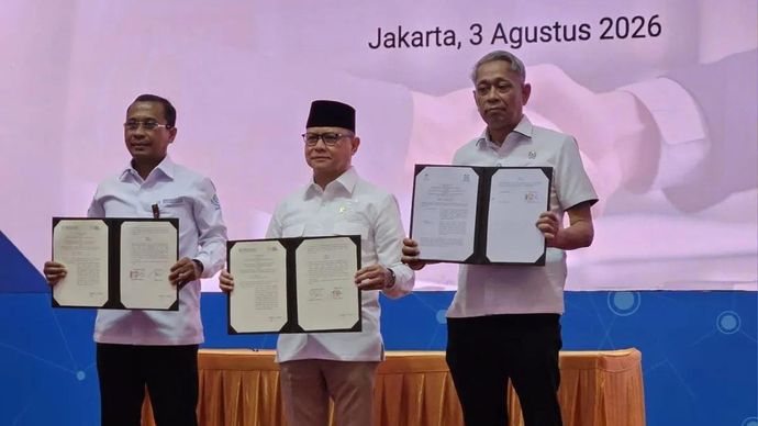 Direktur Utama BPJS Kesehatan Prihati Pujowaskito (kiri), Menteri Pelindungan Pekerja Migran Indonesia Mukhtarudin (kanan), dan Wakil Menteri Sosial Agus Jabo Priyono (kanan) di Jakarta, Senin, 3 Agustus 2026.