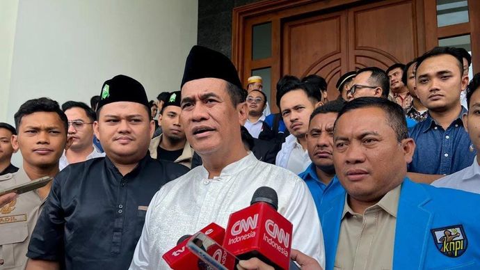 Menteri Pertanian Andi Amran Sulaiman (tengah), memberi keterangan kepada awak media usai berdialog dengan organisasi pemuda, mahasiswa dan pelajar di Jakarta. Minggu, 2 Agustus 2026