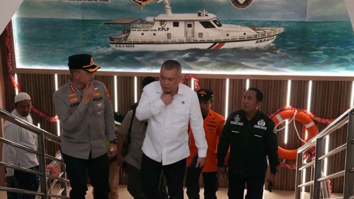 Menteri Perhubungan (Menhub) Dudy Purwagandhi (tengah) meninjau langsung proses evakuasi Penumpang KM Mutiara Sentosa II yang mengalami kebakaran di perairan utara Kabupaten Sumenep, Jawa Timur, Minggu (2/8/2026) malam.