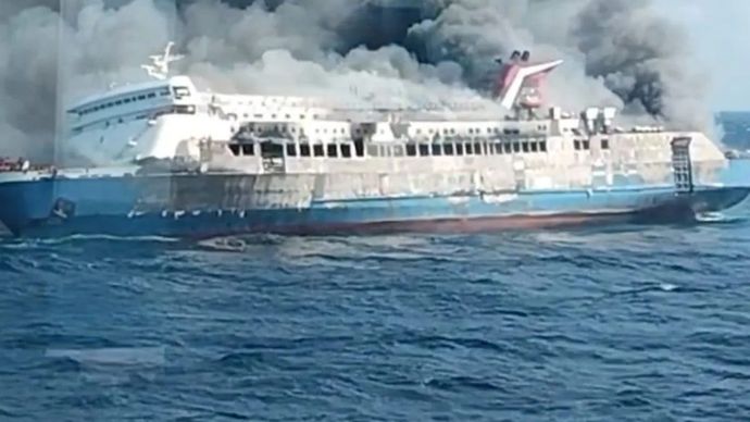 Tangkapan layar - KM Mutiara Sentosa II yang terbakar di perairan Laut Jawa, Minggu, 2 Agustus 2026.