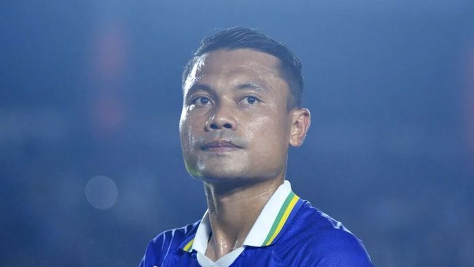 Gelandang Persib Bandung Dedi Kusnandar saat bermain saat laga melawan Tampines Rovers dalam babak penyisihan grup Piala Presiden di Stadion Si Jalak Harupat, Kabupaten Bandung, Jawa Barat, Jumat, 31 Juli 2026.
