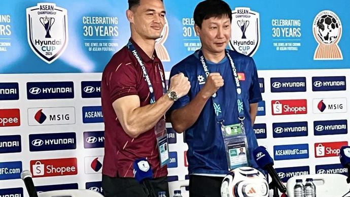 Pelatih tim nasional Vietnam Kim Sang-sik (kanan) bersama kiper Vietnam Patrik Le Giang pada konferensi pers pralaga di Stadion Pakansari, Cibinong, Kabupaten Bogor, Jawa Barat