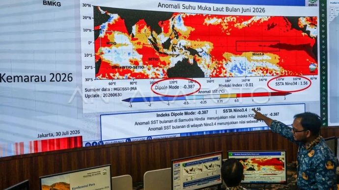 Ilustrasi: Petugas memantau perkembangan analisis anomali suhu muka laut melalui layar monitor di Kantor Pusat Badan Meteorologi, Klimatologi, dan Geofisika (BMKG), Jakarta, Kamis, 30 Juli 2026.