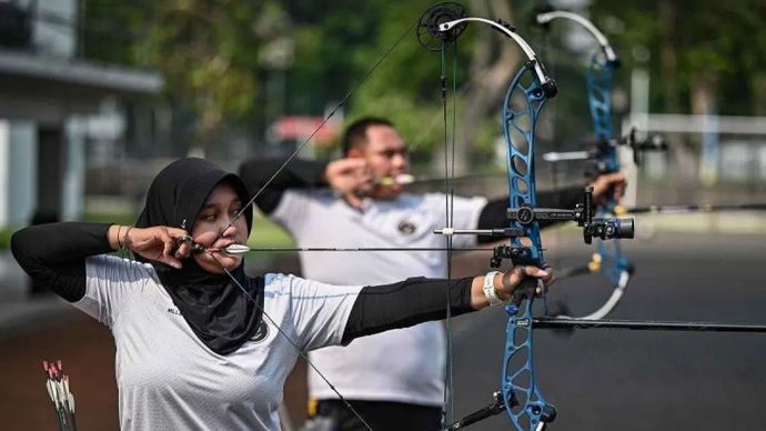 Pemanah Indonesia Nurisa Dian Ashrifah (kiri) dan Sostar Andaru Rinaldi (kanan) bersiap melepaskan anak panah saat sesi latihan di Pelatnas Panahan, Lapangan Panahan GBK, Senayan, Jakarta, Selasa, 21 Juli 2026. Timnas panahan Indonesia akan mengirimkan 10 atlet yang akan bertanding dalam nomor recurve dan compound pada perhelatan Asian Games 2026 yang berlangsung pada 19 September hingga 4 Oktober 2026 di Jepang
