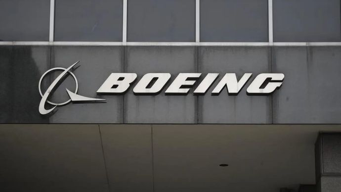Logo Boeing tampak di kantor pusatnya di pusat kota Chicago, Amerika Serikat pada 13 Maret 2019.