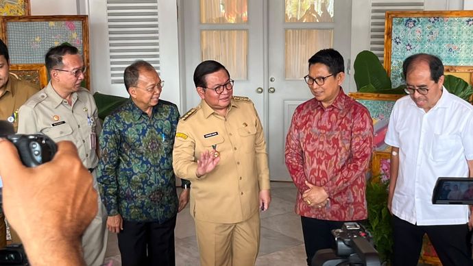 Gubernur Bali I Wayan Koster bersama Bupati Badung I Wayan Adi Arnawa, menemui Gubernur DKI Jakarta Pramono Anung di Balai Kota Jakarta