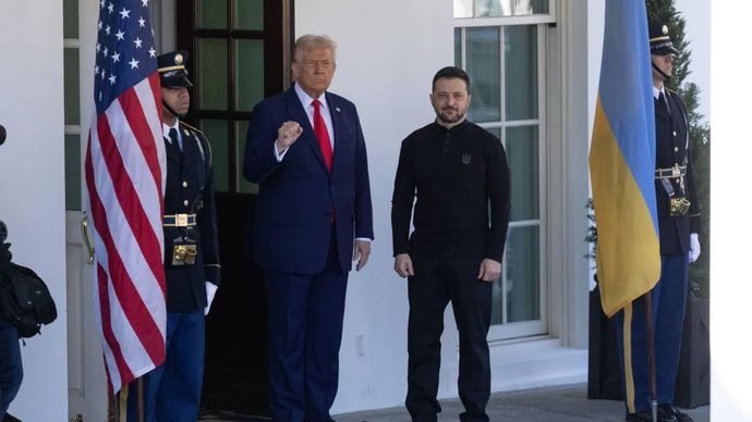 Presiden Ukraina Volodymyr Zelensky (kanan) bertemu dengan Presiden Amerika Serikat Donald Trump.