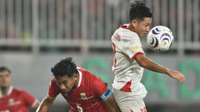 Pesepak bola Timnas Indonesia Rizky Ridho Ramadhani (kiri) berebut bola dengan pesepak bola Timnas Vietnam Nguyen Hai Long (kanan) pada pertandingan Grup A Piala AFF 2026 di Stadion Pakansari, Kabupaten Bogor, Jawa Barat, Senin, 3 Agustus 2026.