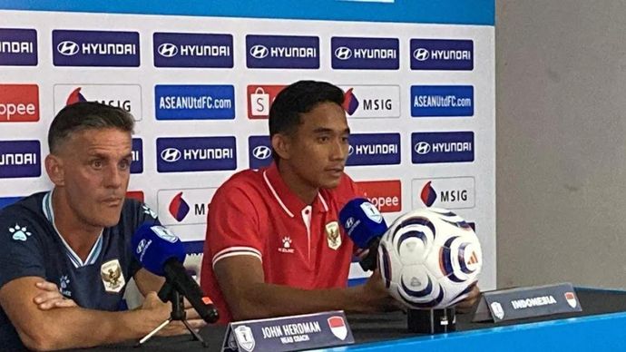 Kapten tim nasional sepak bola Indonesia Rizky Ridho (kanan) bersama pelatih John Herdman memberikan keterangan pers seusai pertandaingan melawan Vietnam pada Piala AFF 2026 di Stadion Pakansari, Bogor, Jawa Barat