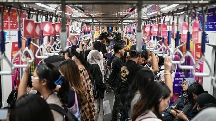 Penumpang menaiki Moda Raya Terpadu (MRT) Jakarta di Stasiun BNI Dukuh Atas, Jakarta, Jumat, 3 Juli 2026. Badan Pusat Statistik (BPS) DKI Jakarta mencatat jumlah penumpang angkutan umum di Jakarta meningkat secara tahunan pada Mei 2026, dengan rincian penumpang MRT Jakarta mencapai 3,85 juta orang atau naik 5,03 persen, LRT Jakarta sebanyak 119.185 orang atau naik 11,23 persen, dan Transjakarta mencapai 35,5 juta orang atau naik 6,98 persen. 
