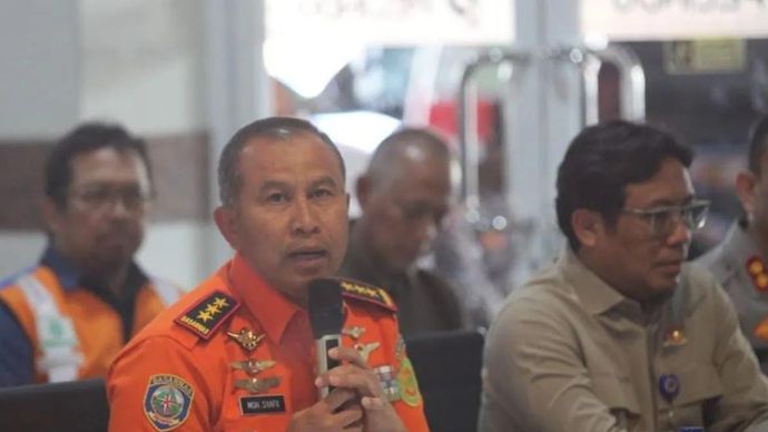 Kepala Badan Nasional Pencarian dan Pertolongan (Basarnas) Marsekal Madya TNI Mohammad Syafii (kiri) memberikan penjelasan saat konferensi pers di Gapura Surya Nusantara, Surabaya