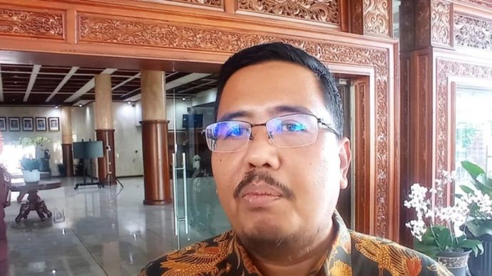 Wakil Ketua DPRD Jawa Timur Anwar Sadad memberikan keterangan pers di Gedung DPRD Jatim di Surabaya, Sabtu, 23 Juli 2023.