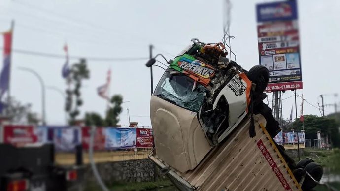 Proses evakuasi truk yang kecelakaan hingga terguling dan terperosok ke parit di jalan raya Interchange Karawang Barat