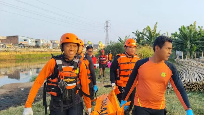 Tim SAR Jakarta menemukan jasad seorang pemuda bernama Adi Kurniawan (19), Senin (3/8/2026), setelah dilaporkan tenggelam di Kali Banjir Kanal Barat (BKB), di Jalan Tanggul Banjir Kanal Barat, Kelurahan Grogol, Kecamatan Grogol Petamburan, Jakarta Barat