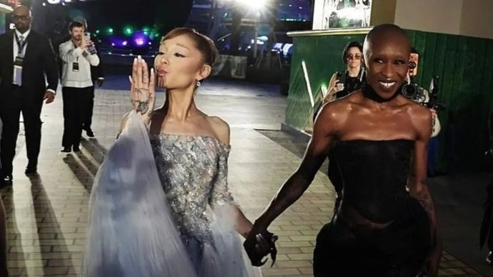 Arsip foto aktris Ariana Grande (kiri) bersama Cynthia Erivo (kanan) dalam acara gala premier film 