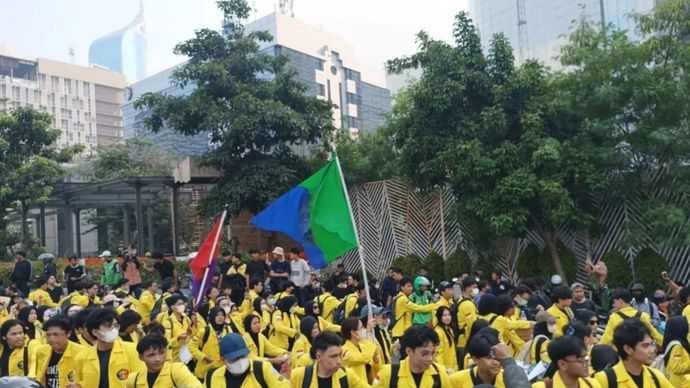 Arsip - Massa aksi unjuk rasa yang terdiri dari mahasiswa berbagai kampus memadati kawasan Jalan MH Thamrin sekitar Bundaran HI, Jakarta Pusat, yang diblokade Jumat (12/6/2026)