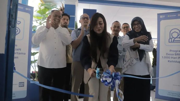 Vice President Corporate Social Responsibility (CSR) PT Bank Rakyat Indonesia (BRI) Dinne Shovia Tresna Amalia bersama Bupati Sleman Harda Kiswaya meresmikan Posyandu Matahari di Kaliurang, Pakem, Sleman, Selasa (4/8/2026).