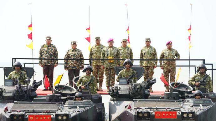Wakil Panglima TNI dan Sejumlah Pejabat Negara Terima Warga Kehormatan dan Brevet Korps Marinir