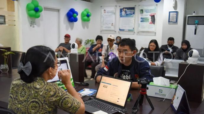 Petugas melayani warga peserta program BPJS Kesehatan di Kantor BPJS Kesehatan Cabang Jakarta Pusat, Jakarta, Rabu (22/7/2026).