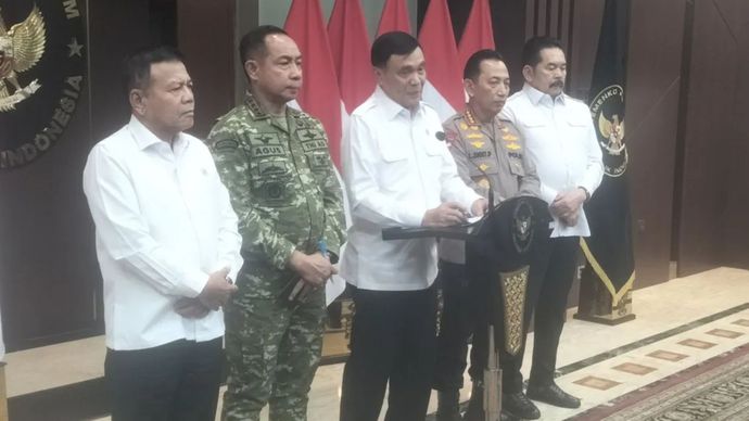 Menko Polkam Djamari Chaniago (tengah), Panglima TNI Jenderal TNI Agus Subiyanto (dua dari kanan), Kepala BIN Muhamad Herindra (paling kiri), Kapolri Jenderal Polisi Listyo Sigit Prabowo (dua dari kanan) dan Kepala Kejaksaan Agung RI ST. Burhanuddin (paling kanan) saat jumpa pers di kantor Kemenko Polkam, Jakarta Pusat, Rabu (5/8/2026)