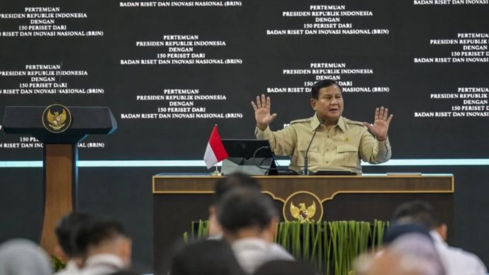 Presiden Prabowo Subianto memberikan arahan dalam acara pertemuan dengan periset dan peneliti Badan Riset dan Inovasi Nasional (BRIN) di halaman Istana Negara, Jakarta, Kamis, 6 Agustus 2026. Presiden Prabowo Subianto mengundang lebih dari 150 periset dan peneliti dari berbagai daerah di Indonesia untuk memamerkan dan menjelaskan secara langsung hasil riset dan inovasi yang mendukung program-program prioritas pemerintahan seperti tanggul laut raksasa (giant sea wall), Makan Bergizi Gratis (MBG), Sekolah Rakyat (SR), Gentengisasi, pengolahan sampah, dan program-program lainnya seperti kemandirian energi, ketahanan pangan, pertahanan dan keamanan, serta program tiga juta rumah. 