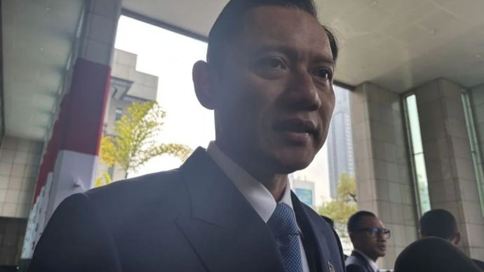 Menteri Koordinator Bidang Infrastruktur dan Pembangunan Kewilayahan (Menko IPK) Agus Harimurti Yudhoyono (AHY) menjawab pertanyaan wartawan dalam wawancara cegat di Wisma Danantara, Jakarta, Kamis, 6 Agustus 2026.