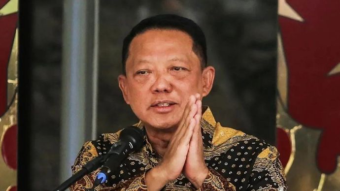 Arsip foto - Jaksa Agung Muda Tindak Pidana Khusus (Jampidsus) Kejaksaan Agung Febrie Adriansyah memberikan salam usai menyampaikan keterangan saat konferensi pers di Kejaksaan Agung, Jakarta