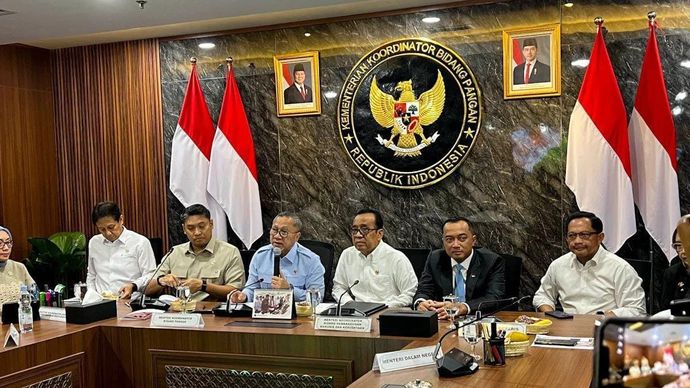 Menteri Koordinator Bidang Pangan Zulkifli Hasan (ketiga kiri) didampingi Menteri Koordinator Bidang Pembangunan Manusia dan Kebudayaan (Menko PMK) Pratikno (ketiga kanan), Menteri Sekretaris Negara Prasetyo Hadi (kedua kanan), Menteri Dalam Negeri Muhammad Tito Karnavian (kanan), Menteri Kesehatan (Menkes) Budi Gunadi Sadikin (kiri), Kepala Badan Gizi Nasional (BGN) Sudaryono (kedua kiri), memberi keterangan kepada awak media usai rapat koordinasi soal MBG di Jakarta