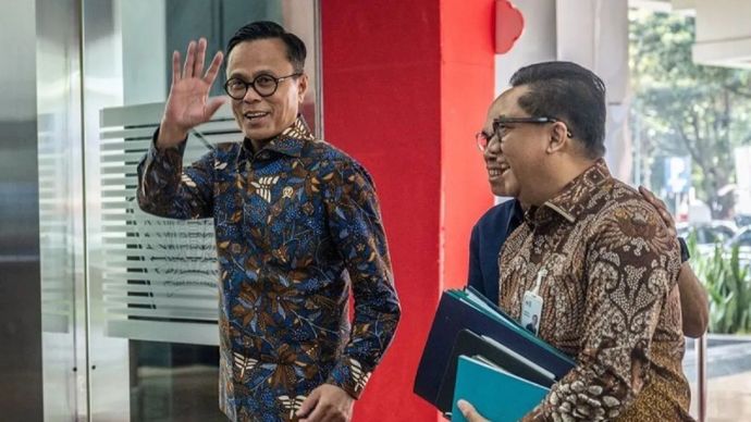 COO Danantara yang juga Kepala BP BUMN Dony Oskaria (kiri) menyapa wartawan saat tiba di Kantor Kementerian Keuangan, Jakarta, Rabu, 5 Agustus 2026. COO Danantara yang juga Kepala BP BUMN Dony Oskaria bertemu dengan Menteri Keuangan Purbaya membahas sejumlah agenda strategis terkait penataan BUMN serta proses penyelesaian utang proyek Kereta Cepat Jakarta-Bandung (KCIC) atau Whoosh. 