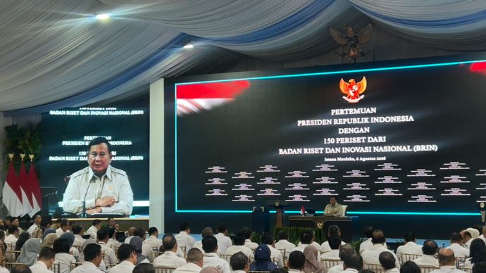 Prabowo saat memberikan taklimat dalam pertemuan dengan sekitar 150 peneliti Badan Riset dan Inovasi Nasional (BRIN) di halaman Istana Kepresidenan