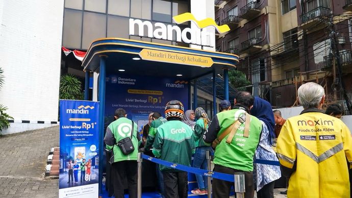 Bank Mandiri Bagikan 3.360 Paket Makanan untuk Pekerja Rentan Jelang HUT RI ke-81.