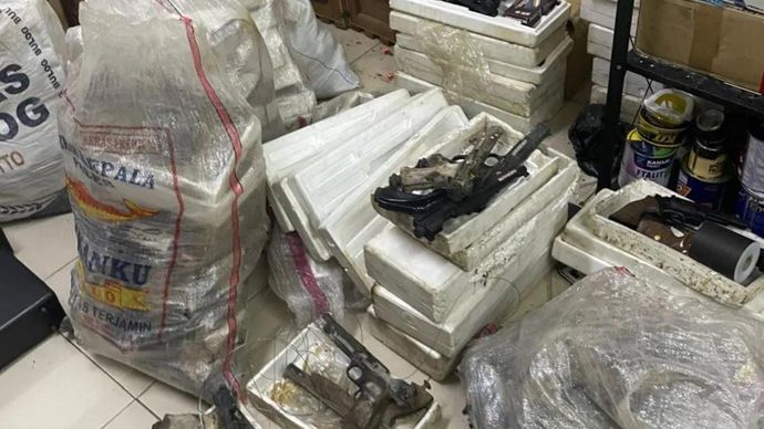 Temuan berupa sejumlah senjata api dan airsoft gun di salah satu ruangan yayasan sekolah swasta di kawasan Pondok Pinang, Kebayoran Lama, Jakarta Selatan