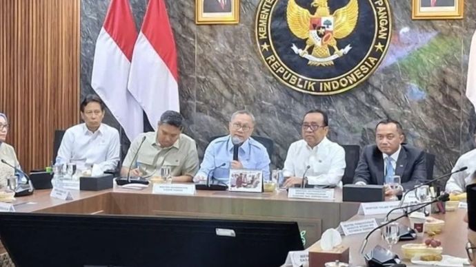 Mensesneg Prasetyo Hadi (kanan) dalam konferensi pers mengenai refocusing penerima MBG di Kantor Kemenko Pangan, Jakarta, Kamis, 6 Agustus 2026.