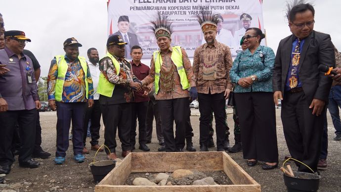 Menkop Lakukan Peletakan Batu Pertama Pembangunan KDKMP Dekai di Yahukimo.
