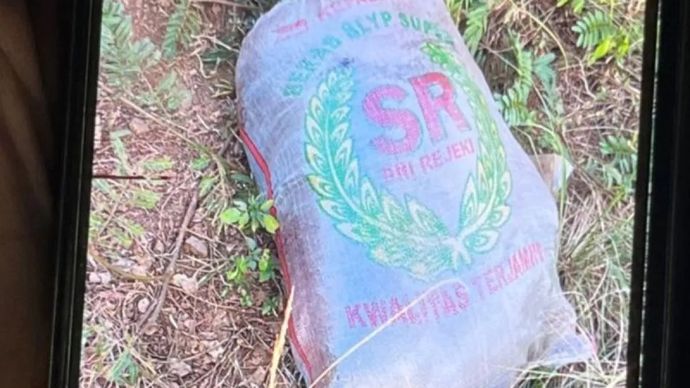 Tangkapan layar karung yang ditemukan warga berisi jasad pria di Jalan Kavling Depkes, RT 03/RW 17, Kelurahan Pancoran Mas, Kecamatan Pancoran Mas, Kota Depok, Selasa, 4 Agustus 2026 sore.