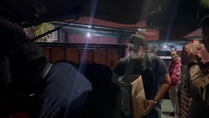 Penyidik KPK saat membawa empat koper dan satu kardus dari rumah pribadi mantan Penjabat (Pj.) Wali Kota Bengkulu Arif Gunadi di Kota Bengkulu pada Kamis, 6 Agustus 2026.