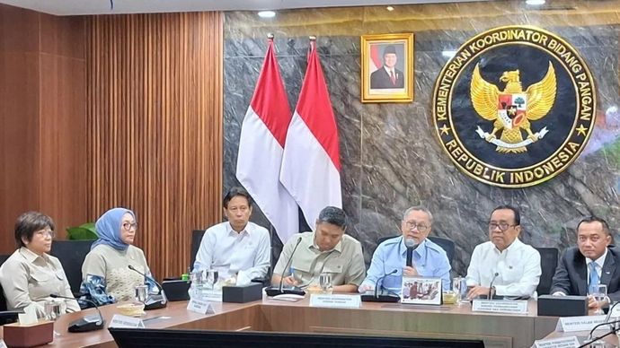Menteri Kesehatan (Menkes) Budi Gunadi Sadikin (tiga dari kiri) dalam rapat koordinasi terbatas di Kantor Kemenko Pangan