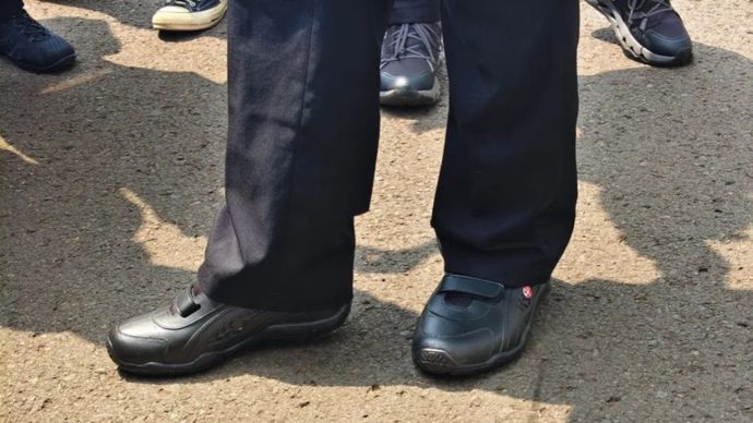 Kepala Badan Riset dan Inovasi Nasional (BRIN) Arif Satria mengenakan sepatu buatan lokal yang tengah dikembangkan BRIN di Kompleks Istana Kepresidenan, Jakarta, Kamis, 6 Agustus 2026.