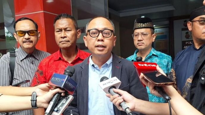 Kuasa hukum yayasan sekolah swasta, Hermawanto memberikan keterangan kepada wartawan di Polres Metro Jakarta Selatan