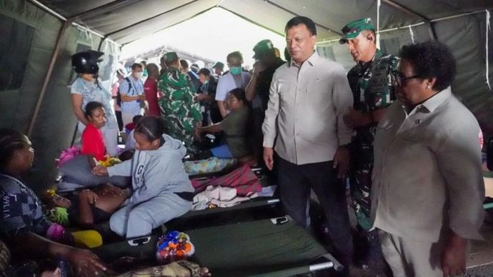 Wakil Kepala Badan Gizi Nasional (BGN) Mayjen TNI Trenggono (ketiga kanan) bersama Wamendagri Ribka Haluk (kanan) menjenguk penerima manfaat yang dirawat di Kabupaten Jayapura, Jumat, 7 Agustus 2026.